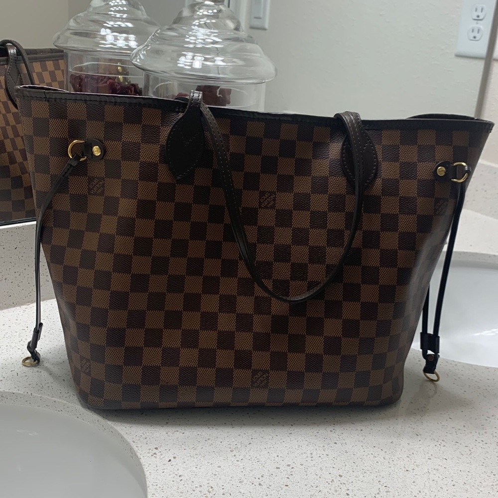 Authentic Louis Vuitton Neverfull MM in brown color.